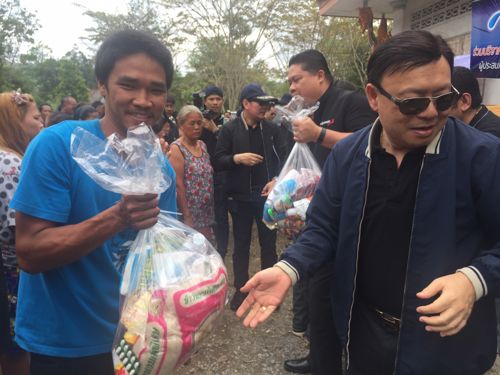 สำนักงาน กสทช. ลงพื้นที่จ.นครศรีธรรมราช และพื้นที่ใกล้เคียง ออกตรวจสัญญาณการให้บริการโทรศัพท์เคลื่อนที่ในพื้นที่ประสบภัยน้ำท่วมภาคใต้ พร้อมร่วมกับ AIS DTAC TRUE และ TOT รวมพลังบริจาคสิ่งของเครื่องอุปโภคบริโภค น้ำดื่ม ยา และสิ่งของที่จำเป็นจำนวน 1,500 ชุด เพื่อช่วยเหลือผู้ประสบภัยน้ำท่วมในพื้นที่ภาคใต้