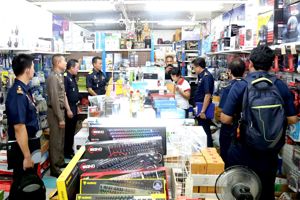 สำนักงาน กสทช. ร่วมกับสำนักงานตำรวจแห่งชาติ ลงพื้นที่ตรวจสอบร้านจำหน่ายกล่องหรืออุปกรณ์รับสัญญาณโทรทัศน์ 