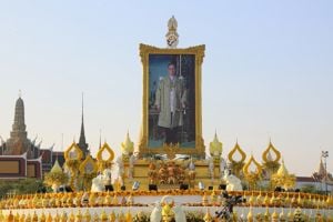 พิธีทำบุญตักบาตรและวางพานพุ่ม เนื่องในวันคล้ายวันเฉลิมพระชนมพรรษา พระบาทสมเด็จพระปรมินทรมหาภูมิพลอดุลยเดช บรมนาถบพิตร วันชาติ และวันพ่อแห่งชาติ 