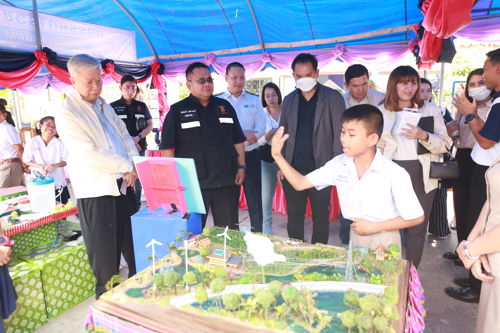 กสทช. ต่อพงศ์ฯ ลงพื้นที่มอบรางวัลชนะเลิศโครงการประกวดแนวคิดการส่งเสริมการใช้งานและสร้างประโยชน์ศูนย์ USO Net (USO Net Unwrapped) จ.อุบลราชธานี หวังสร้างประโยชน์ด้านเศรษฐกิจและสังคมอย่างยั่งยืน กระตุ้นให้เกิดการมีส่วนร่วมของชุมชน 