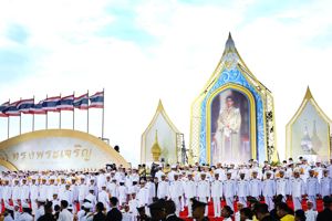 พิธีถวายพานพุ่มราชสักการะและจุดเทียนชัยถวายพระพร เนื่องในโอกาสเฉลิมพระชนมพรรษา 66 พรรษา สมเด็จพระเจ้าอยู่หัว