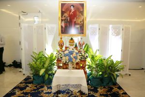 ลงนามถวายพระพร สมเด็จพระนางเจ้าสิริกิติ์ พระบรมราชินีนาถ ในรัชกาลที่ 9 และพระเจ้าวรวงศ์เธอ พระองค์เจ้าโสมสวลี พระวรราชาทินัดดามาตุ